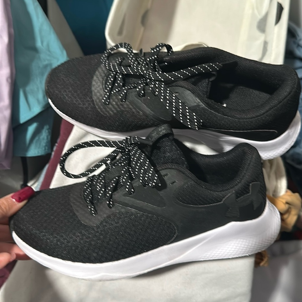 Under armour sneakers size 6 worn once